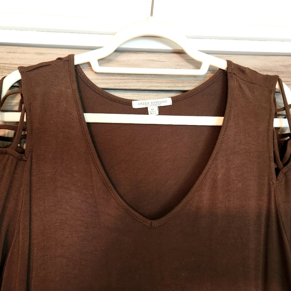 Size 1x olive green cold shoulder top. - Picture 2 of 2